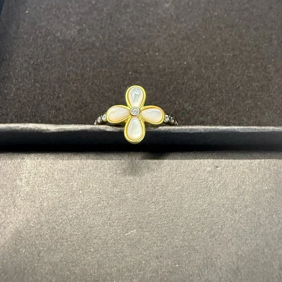 Frieda Rothman Mother of Pearl Flower Ring – Size 6 - Picture 5 of 8